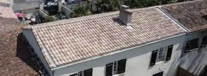 Vue aérienne d'une toiture entièrement rénovée