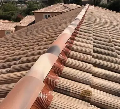 Ligne de faîtage rénovée sur une toiture en tuiles