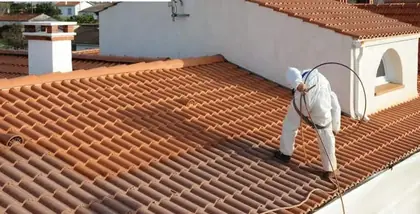 Application d'un traitement hydrofuge sur une toiture en tuiles
