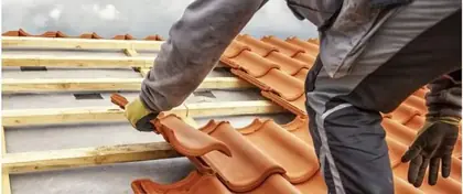 Pose de tuiles sur liteaux neufs et écran sous-toiture