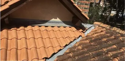 Raccord entre une partie de toiture rénovée et l'existant