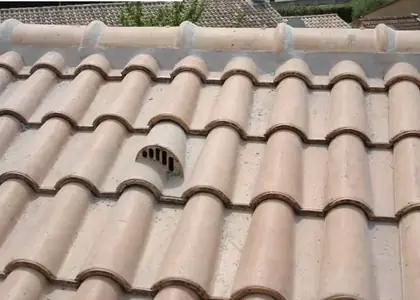 Toiture en tuiles canal avec chatière de ventilation