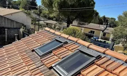 Deux fenêtres de toit intégrées dans une couverture en tuiles